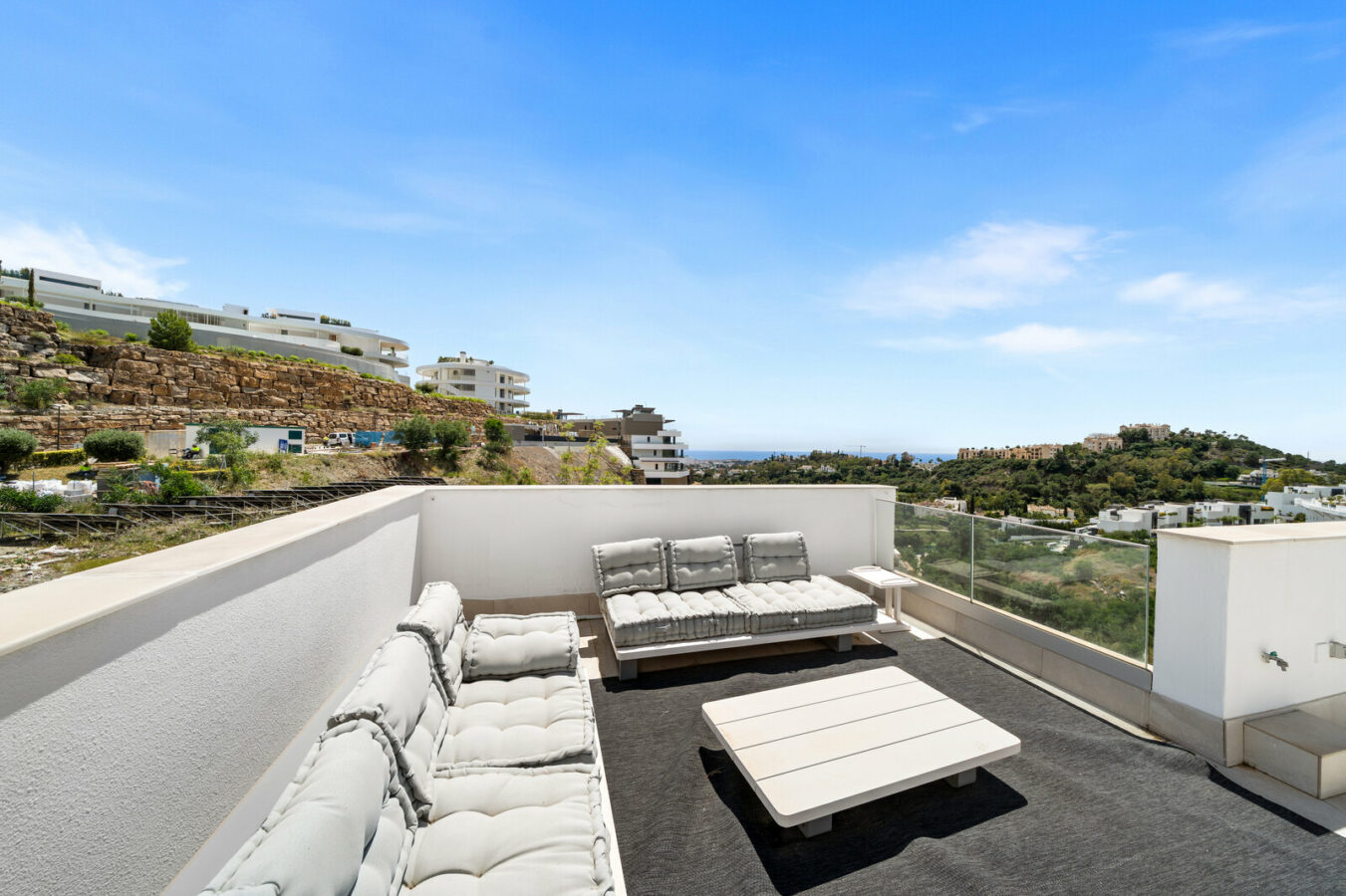 FOR SALE 🏡 Three-Bedroom Apartment with Private Rooftop Terrace and Sea Views – La Quinta, Benahavís 🇪🇸