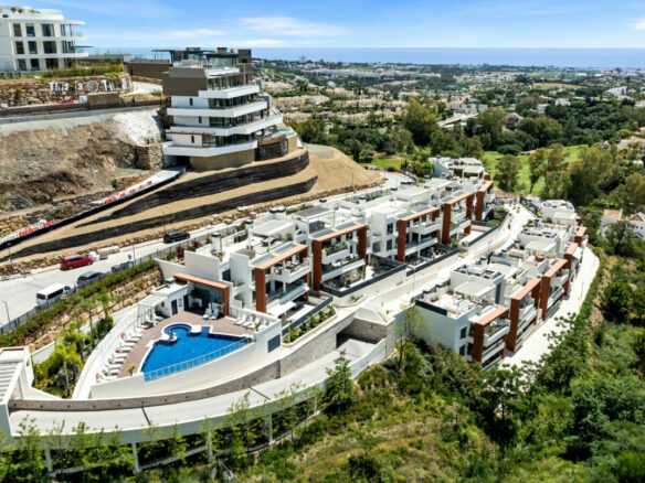 FOR SALE 🏡 Three-Bedroom Apartment with Private Rooftop Terrace and Sea Views – La Quinta, Benahavís 🇪🇸