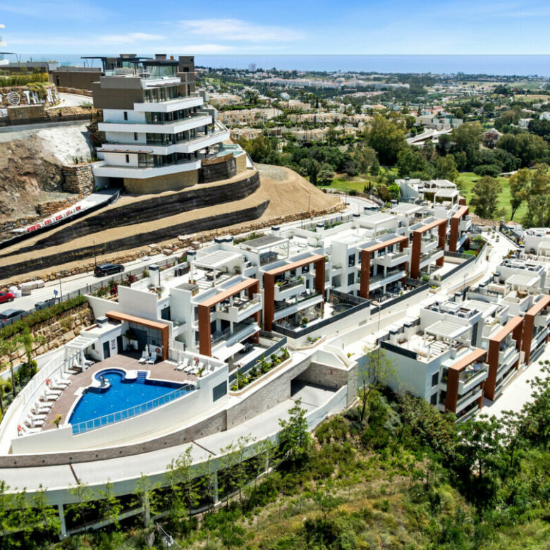 FOR SALE 🏡 Three-Bedroom Apartment with Private Rooftop Terrace and Sea Views – La Quinta, Benahavís 🇪🇸