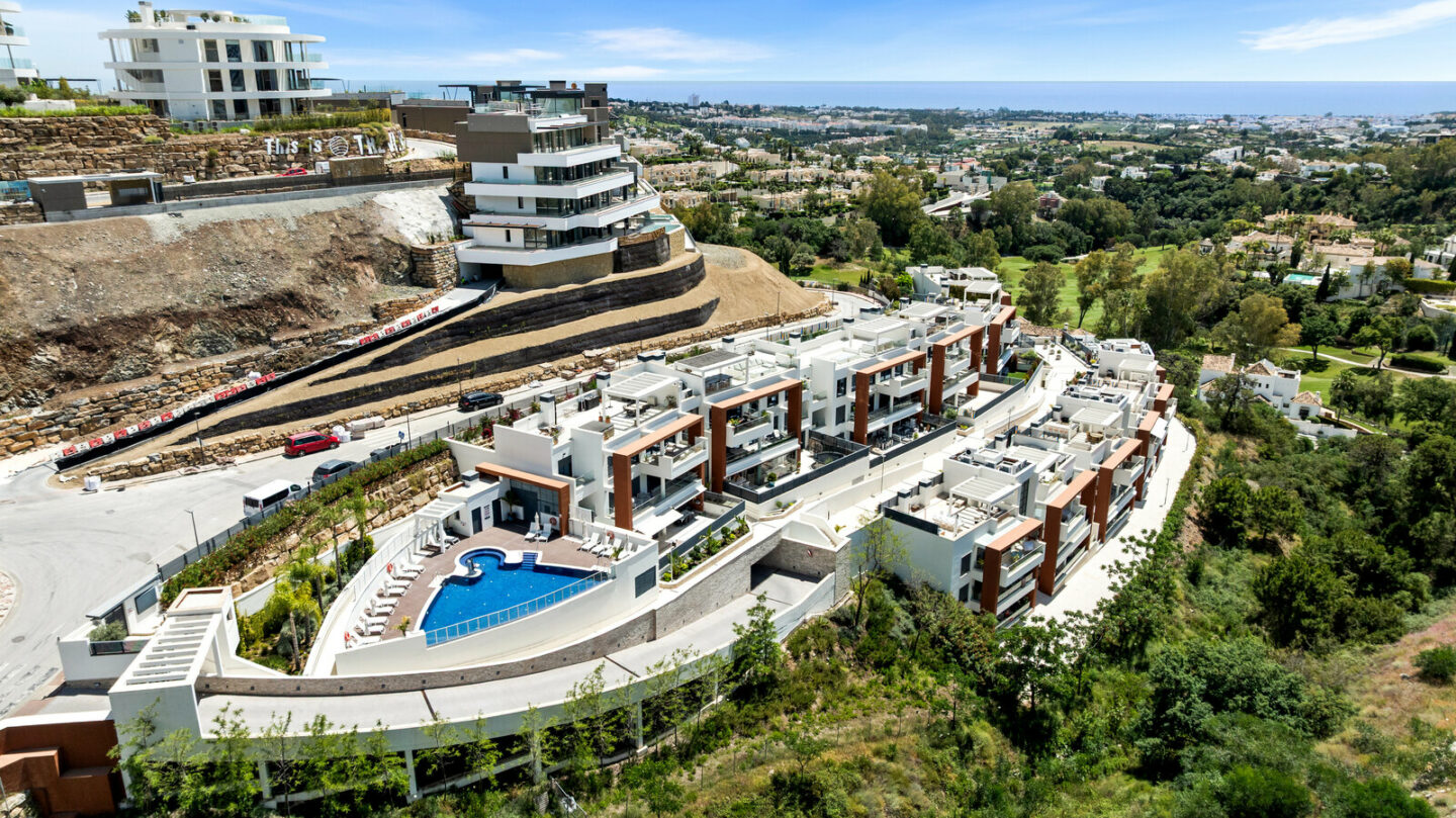 FOR SALE 🏡 Three-Bedroom Apartment with Private Rooftop Terrace and Sea Views – La Quinta, Benahavís 🇪🇸