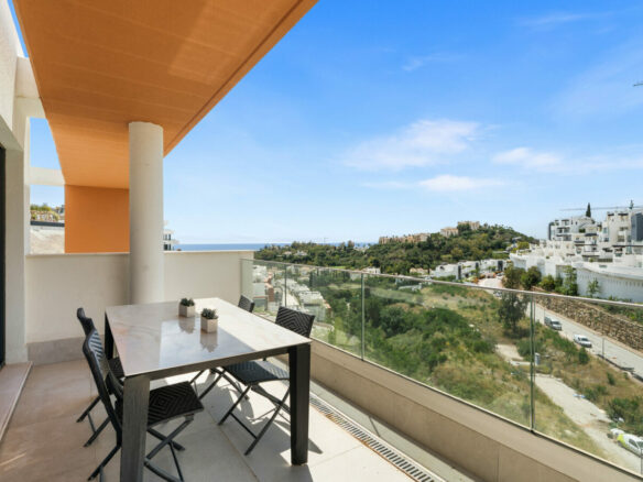 FOR SALE 🏡 Three-Bedroom Apartment with Private Rooftop Terrace and Sea Views – La Quinta, Benahavís 🇪🇸