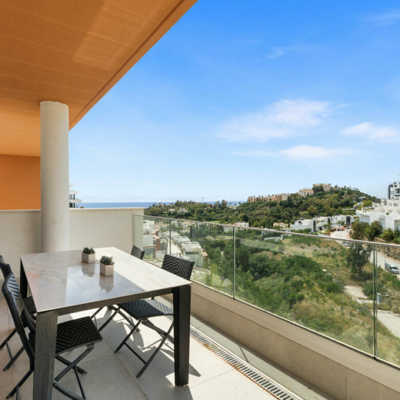 FOR SALE 🏡 Three-Bedroom Apartment with Private Rooftop Terrace and Sea Views – La Quinta, Benahavís 🇪🇸