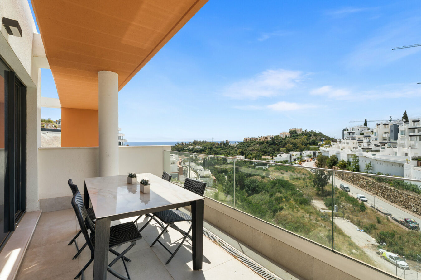 FOR SALE 🏡 Three-Bedroom Apartment with Private Rooftop Terrace and Sea Views – La Quinta, Benahavís 🇪🇸
