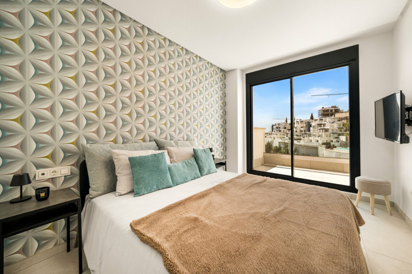 FOR SALE 🏡 Three-Bedroom Apartment with Private Rooftop Terrace and Sea Views – La Quinta, Benahavís 🇪🇸
