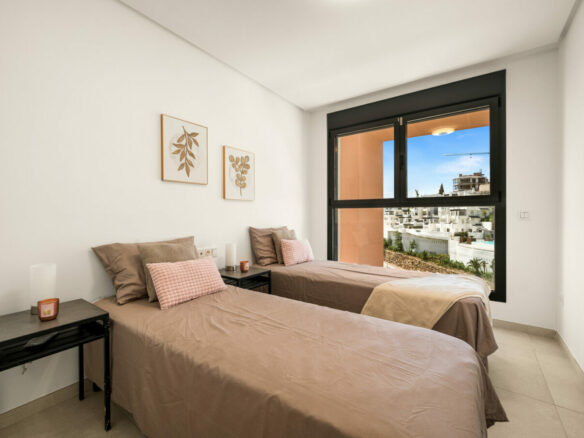 FOR SALE 🏡 Three-Bedroom Apartment with Private Rooftop Terrace and Sea Views – La Quinta, Benahavís 🇪🇸