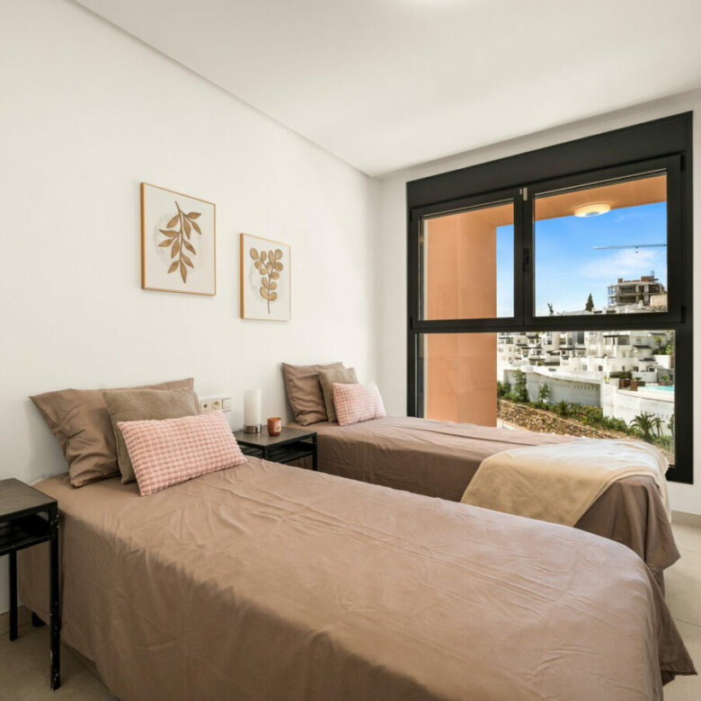 FOR SALE 🏡 Three-Bedroom Apartment with Private Rooftop Terrace and Sea Views – La Quinta, Benahavís 🇪🇸
