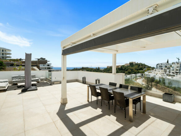 FOR SALE 🏡 Three-Bedroom Apartment with Private Rooftop Terrace and Sea Views – La Quinta, Benahavís 🇪🇸