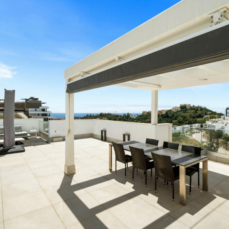 FOR SALE 🏡 Three-Bedroom Apartment with Private Rooftop Terrace and Sea Views – La Quinta, Benahavís 🇪🇸