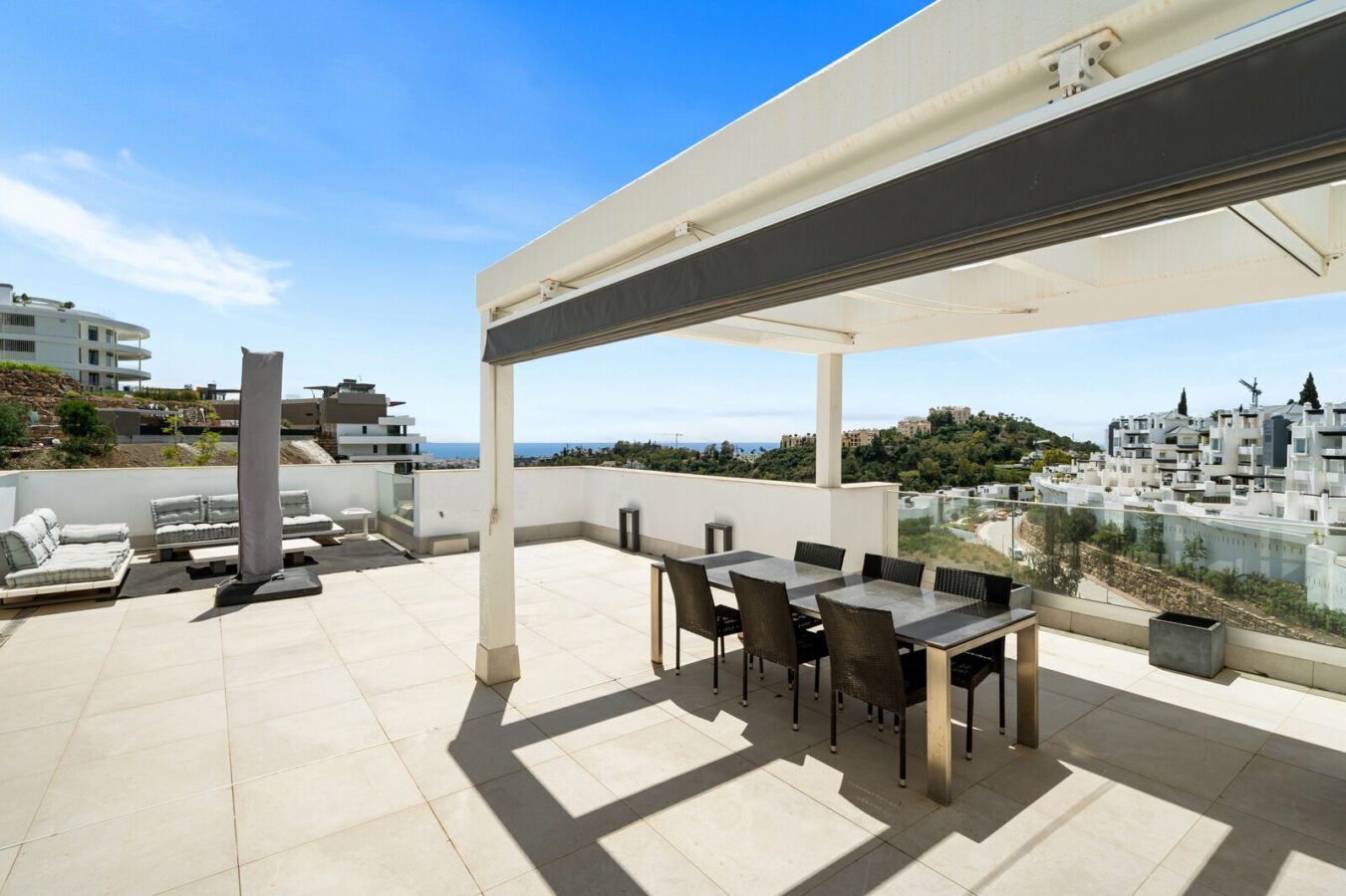 FOR SALE 🏡 Three-Bedroom Apartment with Private Rooftop Terrace and Sea Views – La Quinta, Benahavís 🇪🇸
