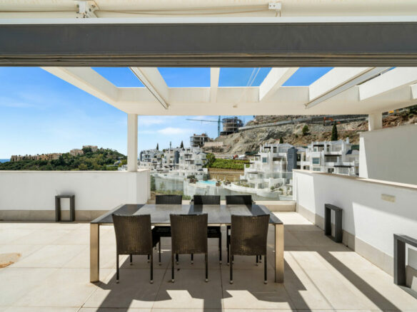 FOR SALE 🏡 Three-Bedroom Apartment with Private Rooftop Terrace and Sea Views – La Quinta, Benahavís 🇪🇸