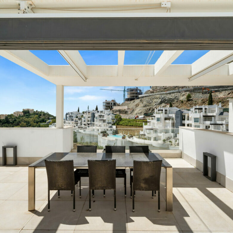 FOR SALE 🏡 Three-Bedroom Apartment with Private Rooftop Terrace and Sea Views – La Quinta, Benahavís 🇪🇸
