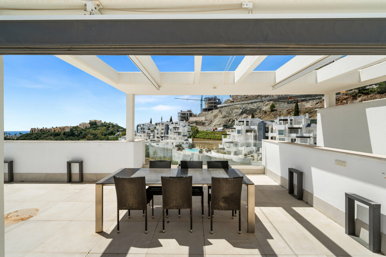 FOR SALE 🏡 Three-Bedroom Apartment with Private Rooftop Terrace and Sea Views – La Quinta, Benahavís 🇪🇸