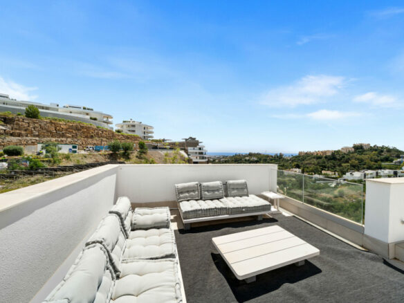 FOR SALE 🏡 Three-Bedroom Apartment with Private Rooftop Terrace and Sea Views – La Quinta, Benahavís 🇪🇸
