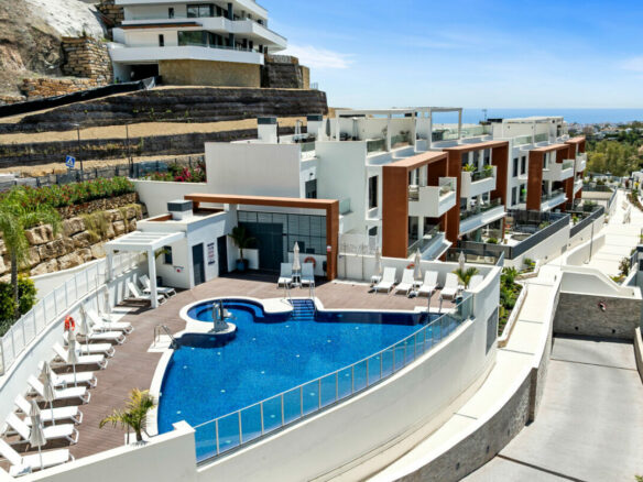 FOR SALE 🏡 Three-Bedroom Apartment with Private Rooftop Terrace and Sea Views – La Quinta, Benahavís 🇪🇸