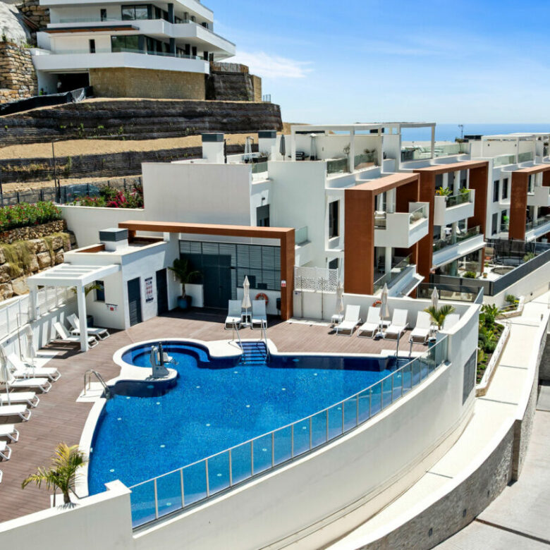 FOR SALE 🏡 Three-Bedroom Apartment with Private Rooftop Terrace and Sea Views – La Quinta, Benahavís 🇪🇸