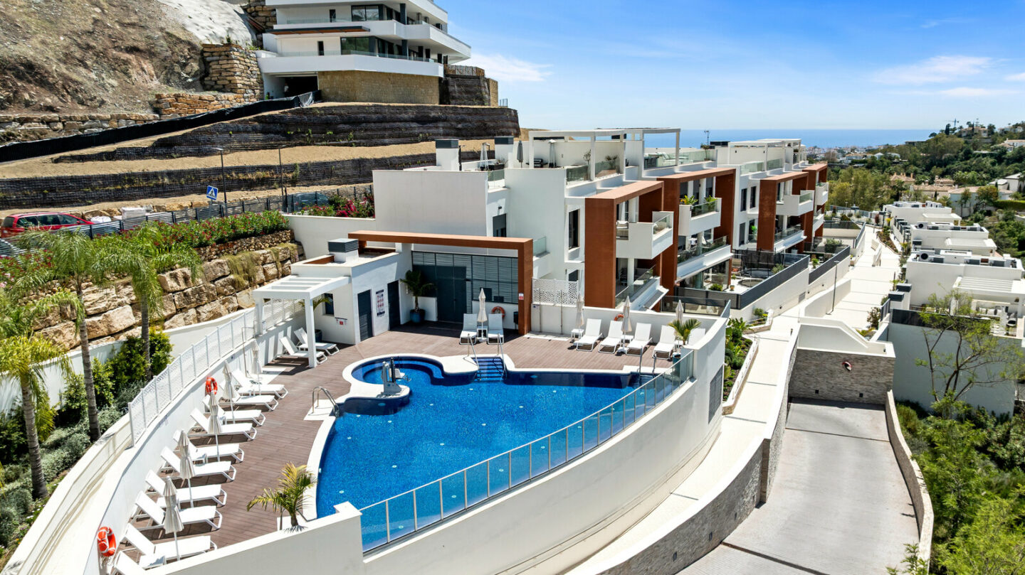 FOR SALE 🏡 Three-Bedroom Apartment with Private Rooftop Terrace and Sea Views – La Quinta, Benahavís 🇪🇸