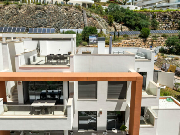 FOR SALE 🏡 Three-Bedroom Apartment with Private Rooftop Terrace and Sea Views – La Quinta, Benahavís 🇪🇸