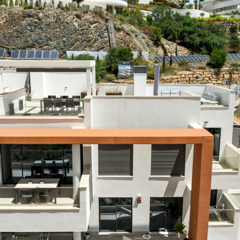 FOR SALE 🏡 Three-Bedroom Apartment with Private Rooftop Terrace and Sea Views – La Quinta, Benahavís 🇪🇸