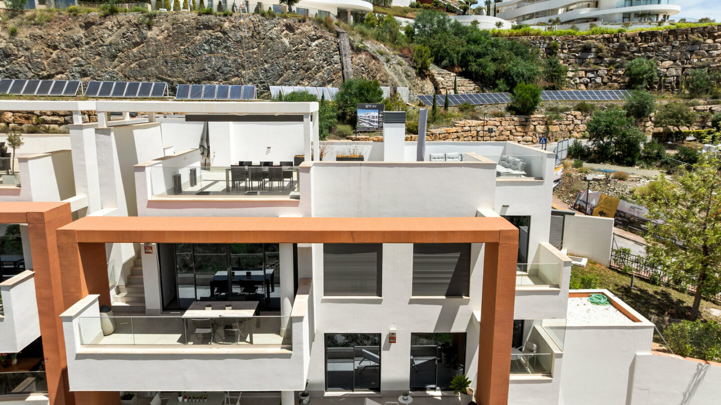 FOR SALE 🏡 Three-Bedroom Apartment with Private Rooftop Terrace and Sea Views – La Quinta, Benahavís 🇪🇸