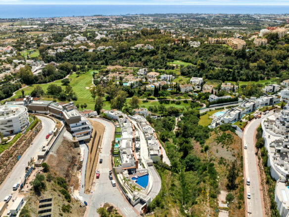 FOR SALE 🏡 Three-Bedroom Apartment with Private Rooftop Terrace and Sea Views – La Quinta, Benahavís 🇪🇸