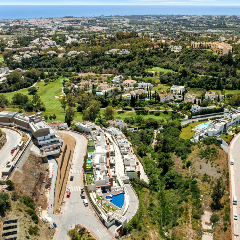 FOR SALE 🏡 Three-Bedroom Apartment with Private Rooftop Terrace and Sea Views – La Quinta, Benahavís 🇪🇸