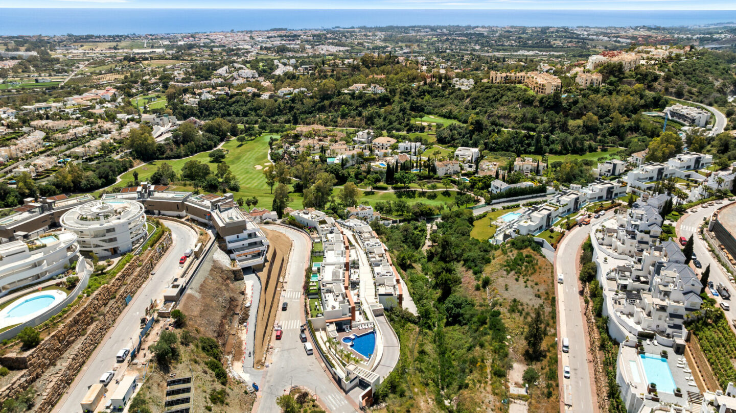 FOR SALE 🏡 Three-Bedroom Apartment with Private Rooftop Terrace and Sea Views – La Quinta, Benahavís 🇪🇸