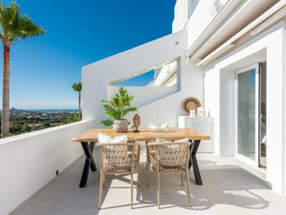 FOR SALE 🏡 Refurbished Three-Bedroom Apartment with Sea and Mountain Views – La Quinta, Benahavís 🇪🇸