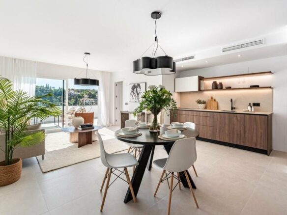 FOR SALE 🏡 Refurbished Three-Bedroom Apartment with Sea and Mountain Views – La Quinta, Benahavís 🇪🇸