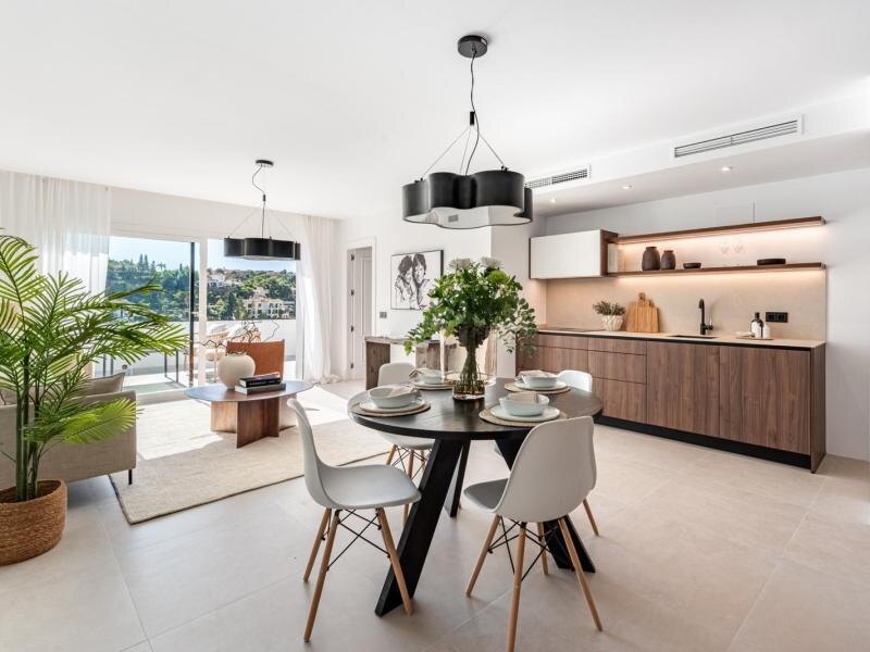 FOR SALE 🏡 Refurbished Three-Bedroom Apartment with Sea and Mountain Views – La Quinta, Benahavís 🇪🇸