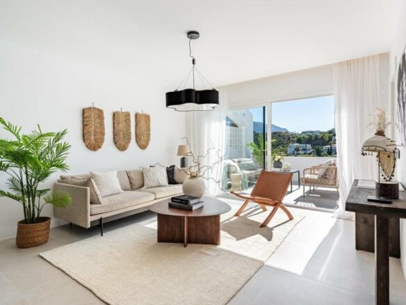 FOR SALE 🏡 Refurbished Three-Bedroom Apartment with Sea and Mountain Views – La Quinta, Benahavís 🇪🇸
