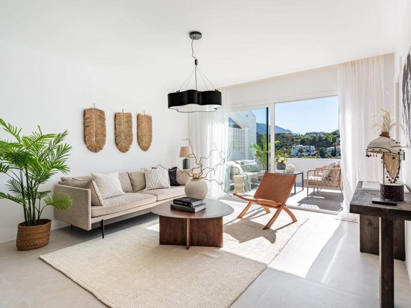 FOR SALE 🏡 Refurbished Three-Bedroom Apartment with Sea and Mountain Views – La Quinta, Benahavís 🇪🇸