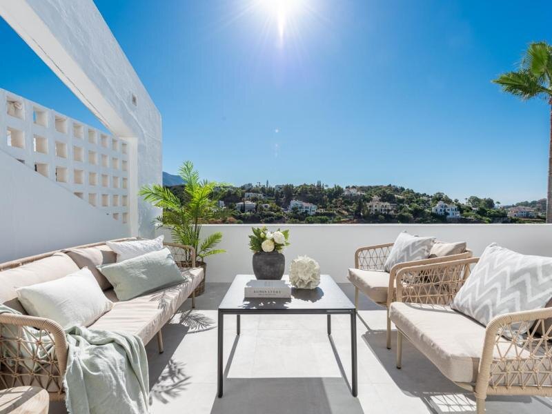 FOR SALE 🏡 Refurbished Three-Bedroom Apartment with Sea and Mountain Views – La Quinta, Benahavís 🇪🇸