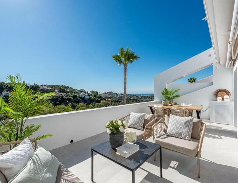 FOR SALE 🏡 Refurbished Three-Bedroom Apartment with Sea and Mountain Views – La Quinta, Benahavís 🇪🇸