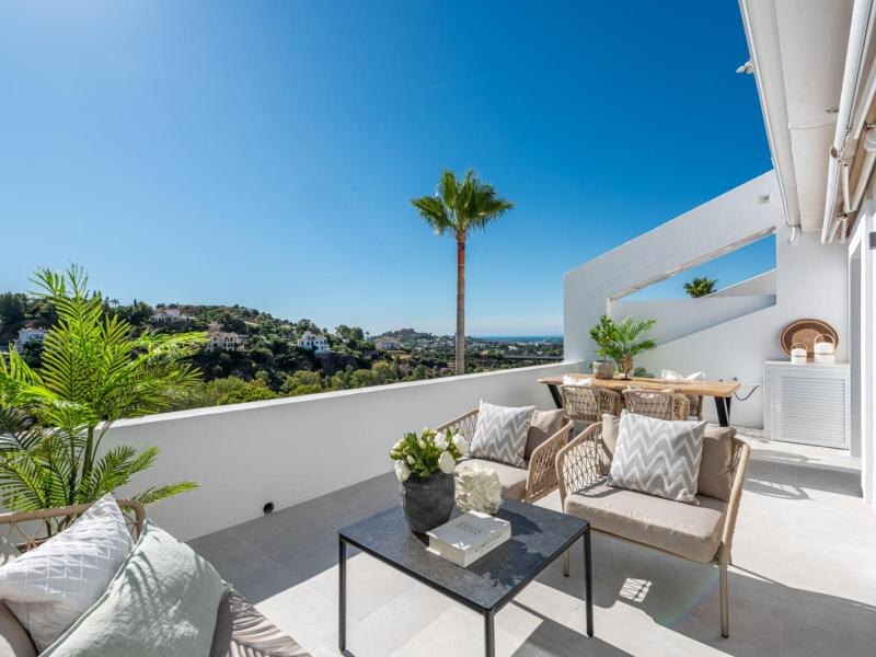 FOR SALE 🏡 Refurbished Three-Bedroom Apartment with Sea and Mountain Views – La Quinta, Benahavís 🇪🇸