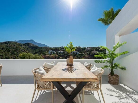 FOR SALE 🏡 Refurbished Three-Bedroom Apartment with Sea and Mountain Views – La Quinta, Benahavís 🇪🇸