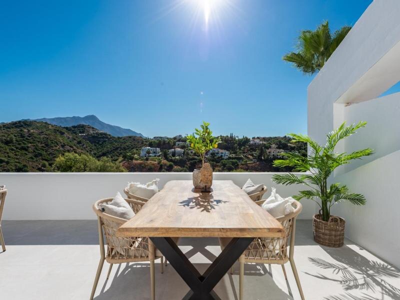 FOR SALE 🏡 Refurbished Three-Bedroom Apartment with Sea and Mountain Views – La Quinta, Benahavís 🇪🇸