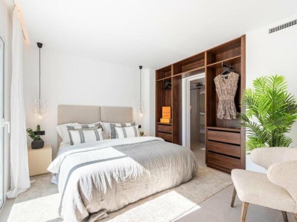 FOR SALE 🏡 Refurbished Three-Bedroom Apartment with Sea and Mountain Views – La Quinta, Benahavís 🇪🇸