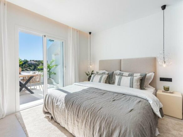 FOR SALE 🏡 Refurbished Three-Bedroom Apartment with Sea and Mountain Views – La Quinta, Benahavís 🇪🇸
