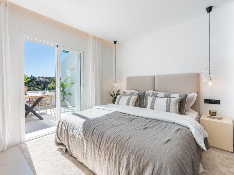 FOR SALE 🏡 Refurbished Three-Bedroom Apartment with Sea and Mountain Views – La Quinta, Benahavís 🇪🇸