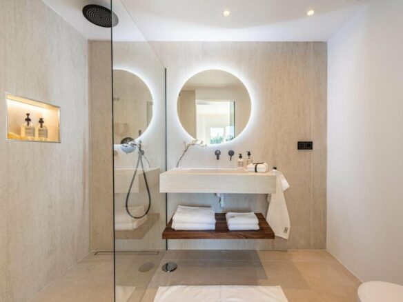 FOR SALE 🏡 Refurbished Three-Bedroom Apartment with Sea and Mountain Views – La Quinta, Benahavís 🇪🇸