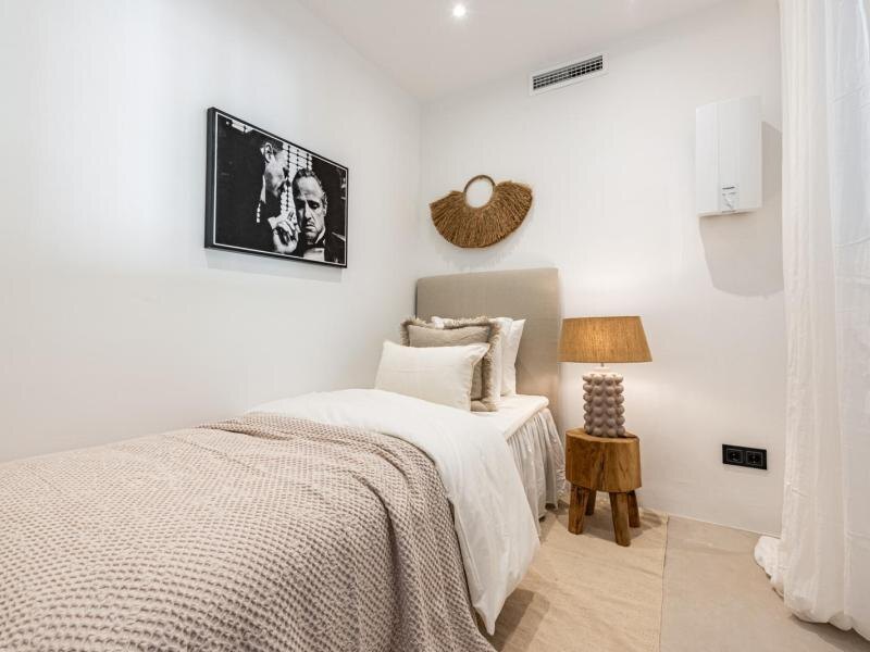 FOR SALE 🏡 Refurbished Three-Bedroom Apartment with Sea and Mountain Views – La Quinta, Benahavís 🇪🇸