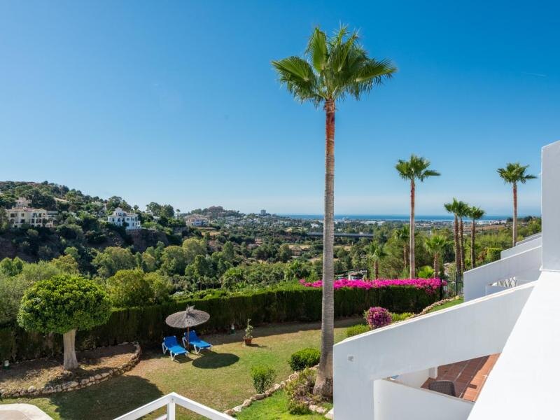 FOR SALE 🏡 Refurbished Three-Bedroom Apartment with Sea and Mountain Views – La Quinta, Benahavís 🇪🇸
