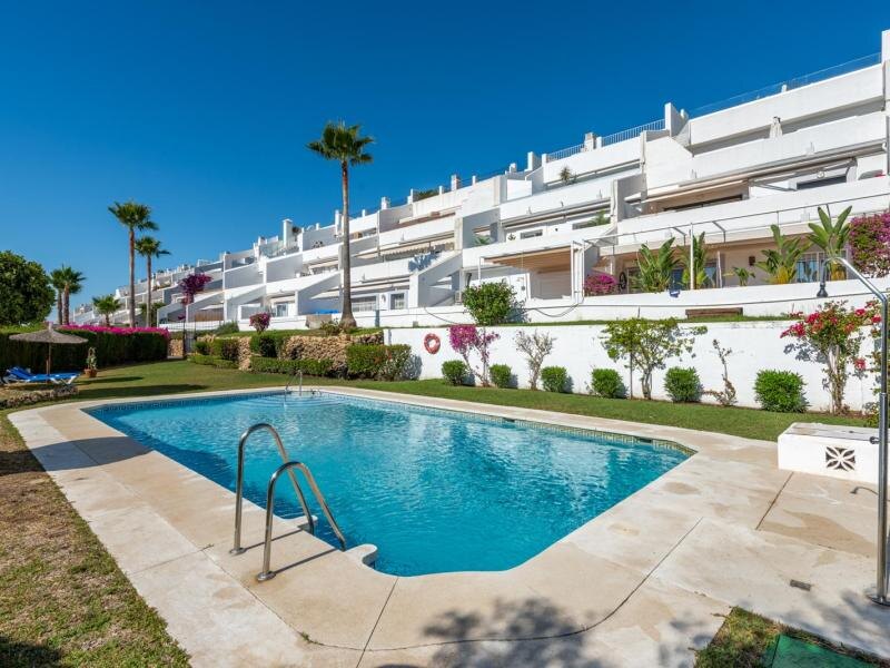 FOR SALE 🏡 Refurbished Three-Bedroom Apartment with Sea and Mountain Views – La Quinta, Benahavís 🇪🇸