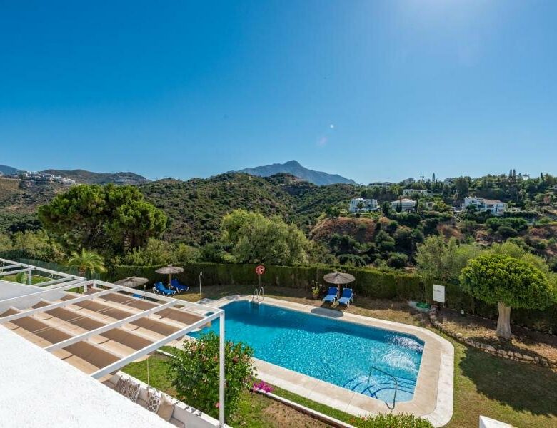FOR SALE 🏡 Refurbished Three-Bedroom Apartment with Sea and Mountain Views – La Quinta, Benahavís 🇪🇸