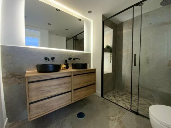 FOR SALE 🏡 Fully Renovated Two-Bedroom Apartment Steps from the Beach – Marbella Centro, Marbella 🇪🇸