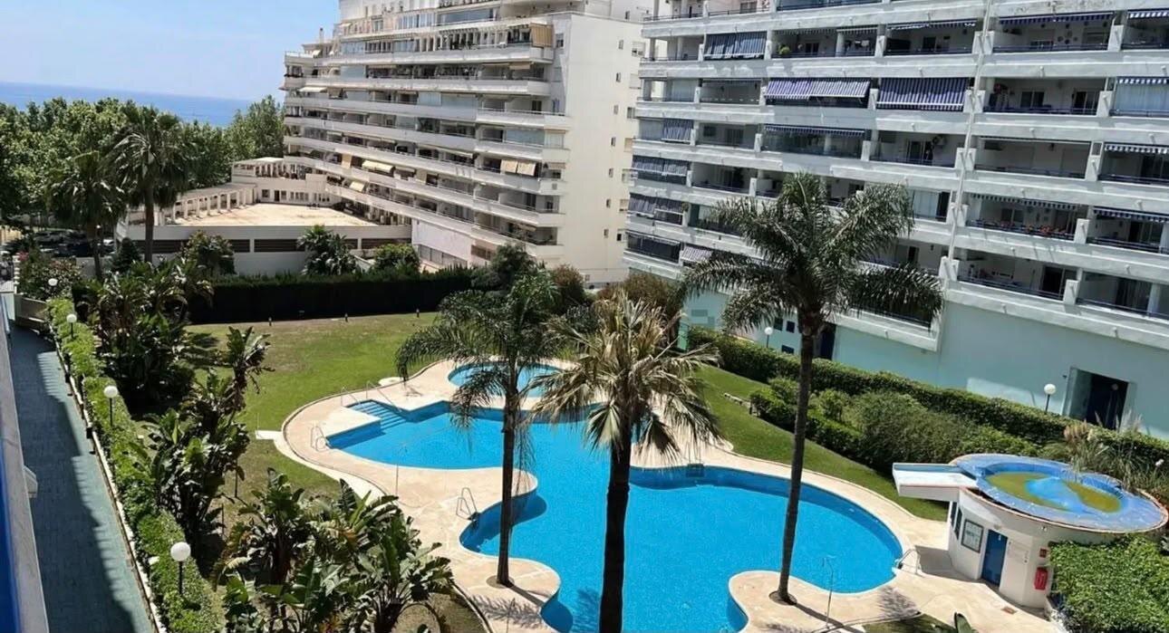 FOR SALE 🏡 Two-Bedroom Apartment to Renovate with Parking and Storage – Marbella Centro, Marbella 🇪🇸