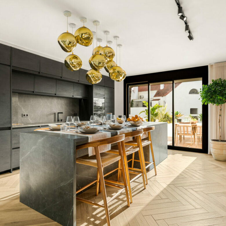 FOR SALE 🏡 Fully Renovated Three-Bedroom Apartment with Outdoor Kitchen Terrace – Nueva Andalucía, Marbella 🇪🇸
