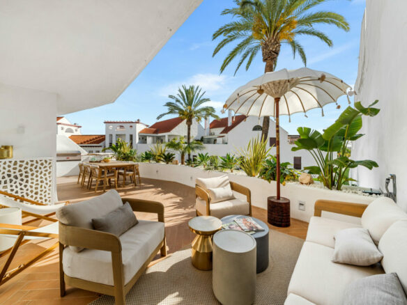 FOR SALE 🏡 Fully Renovated Three-Bedroom Apartment with Outdoor Kitchen Terrace – Nueva Andalucía, Marbella 🇪🇸