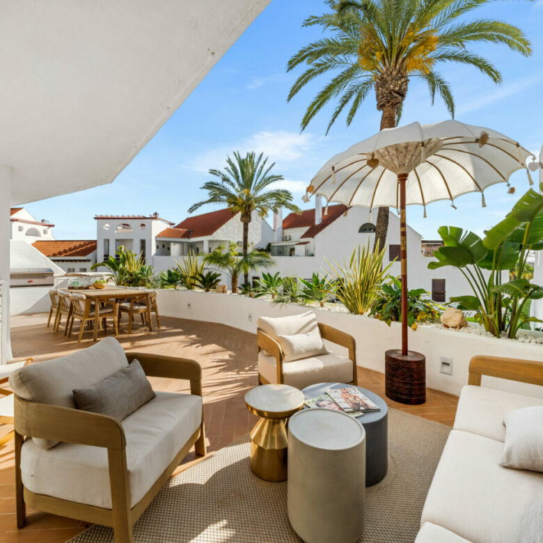 FOR SALE 🏡 Fully Renovated Three-Bedroom Apartment with Outdoor Kitchen Terrace – Nueva Andalucía, Marbella 🇪🇸