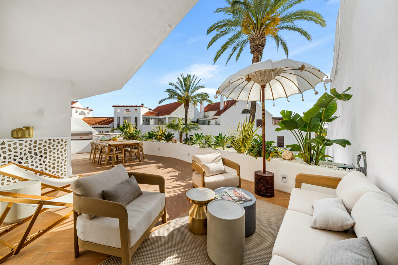 FOR SALE 🏡 Fully Renovated Three-Bedroom Apartment with Outdoor Kitchen Terrace – Nueva Andalucía, Marbella 🇪🇸